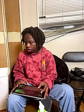 Snapshot of YourLittleBoyfriend chatting on 18, 12, 2025 YourLittleBoyfriend online show from 18, 12, 2025