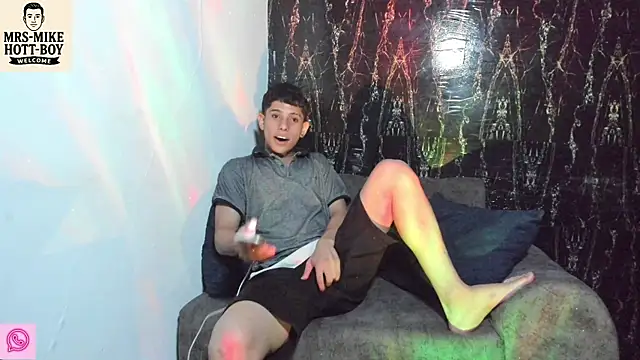 Snapshot of Mrs-mike-hott-boy chatting on 14, 12, 2025 Mrs-mike-hott-boy online show from 14, 12, 2025