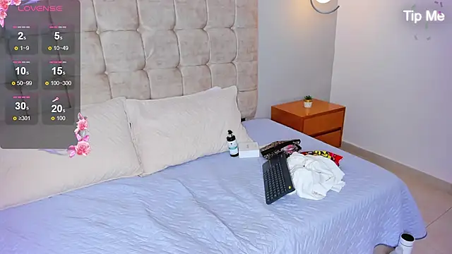 Snapshot of Lilie_petite chatting on 18, 12, 2025 Lilie petite online show from 18, 12, 2025