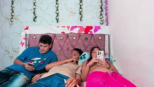 Trio Hot 77 online show from 21, 12, 2025