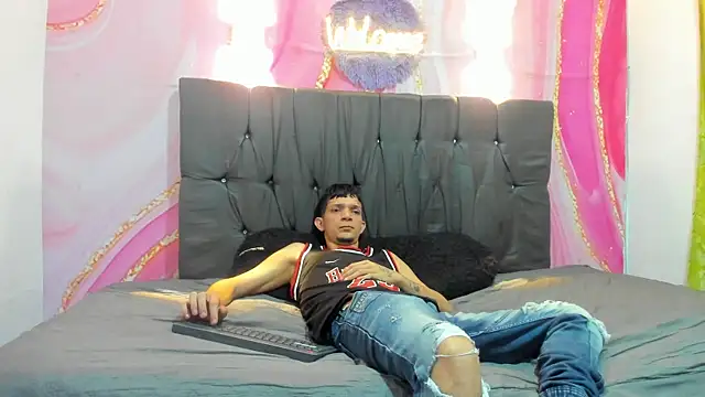 Straight Guy22 online show from 19, 1, 2026