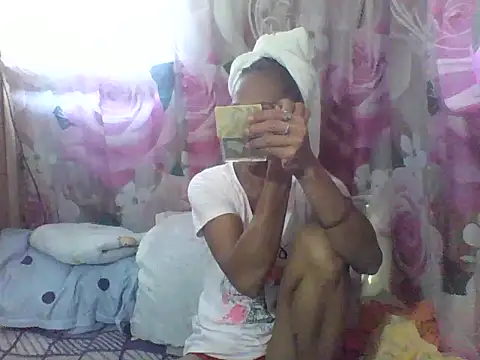 Snapshot of Petite_elise chatting on 24, 4, 2026 Petite elise online show from 24, 4, 2026
