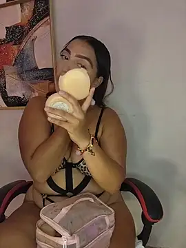 Mia em online show from 5, 5, 2026