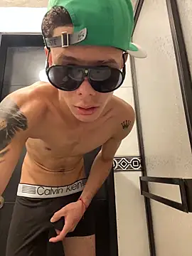 Snapshot of Danseuz chatting on 20, 12, 2025 Danseuz online show from 20, 12, 2025