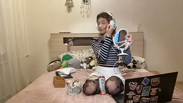 AliceInYourWonders online show from 21, 12, 2025