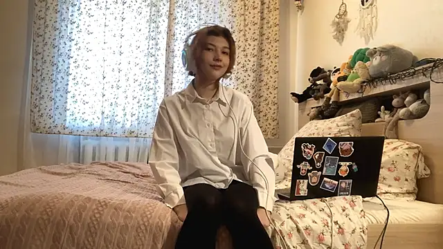 AliceInYourWonders online show from 10, 1, 2026