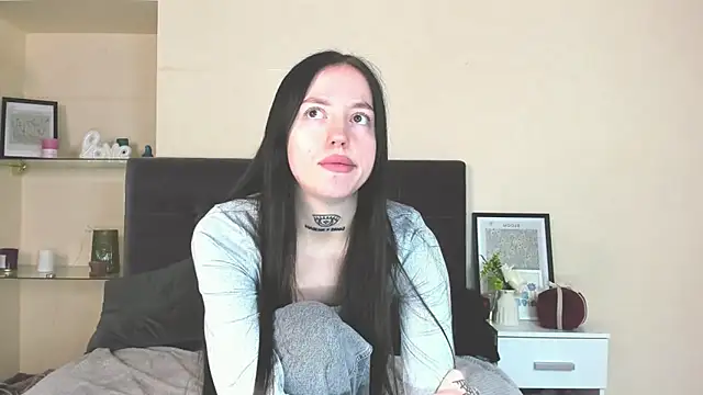 Snapshot of AdrianaCult chatting on 8, 4, 2026 AdrianaCult online show from 8, 4, 2026