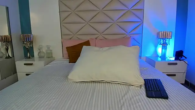 JuliMonroe19 online show from 12, 5, 2026