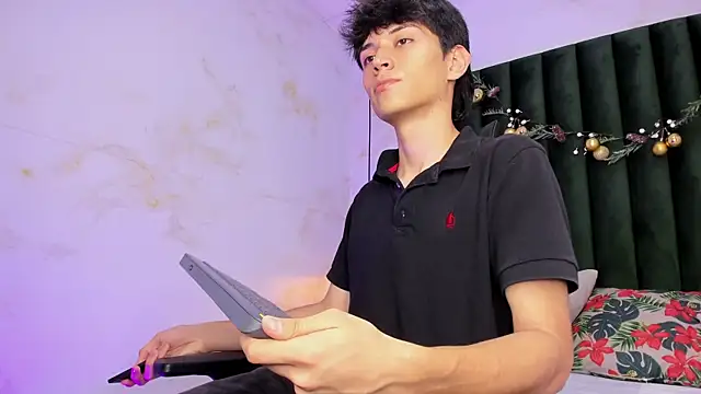 Snapshot of Aron_valverde chatting on 19, 12, 2025 Aron valverde online show from 19, 12, 2025