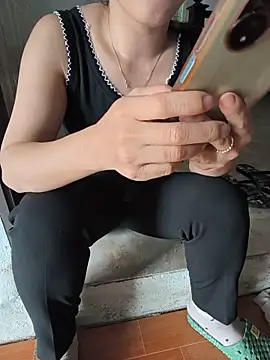Sweet-Berryy online show from 4, 6, 2026