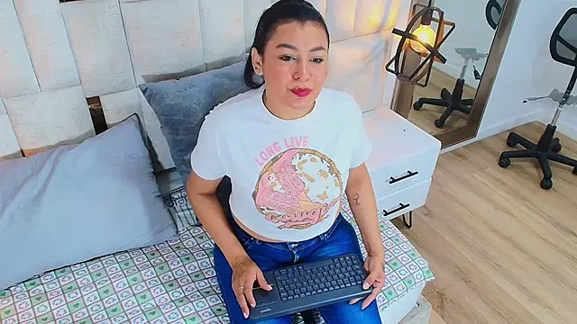 Susan Sexy Milf online show from 17, 1, 2026