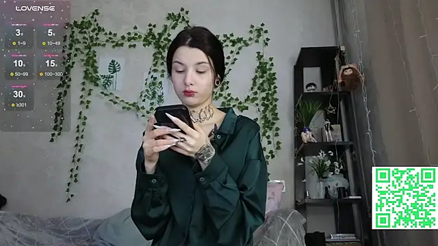 LeonaHinnes online show from 12, 2, 2026