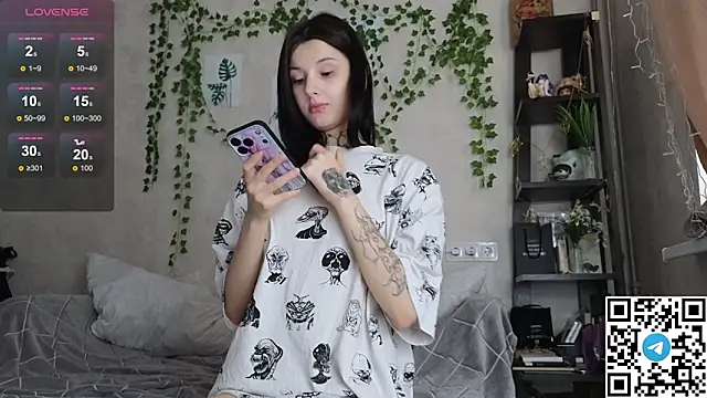 Snapshot of LeonaHinnes chatting on 17, 4, 2026 LeonaHinnes online show from 17, 4, 2026