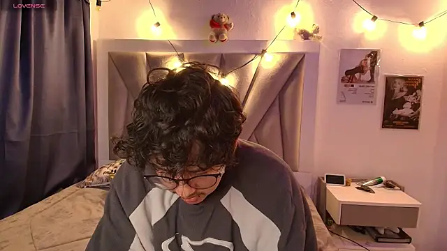 VelvetKai nom online show from 15, 4, 2026