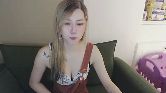Snapshot of whitecat13 chatting on 21, 4, 2026 whitecat13 online show from 21, 4, 2026
