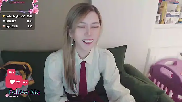 Snapshot of whitecat13 chatting on 22, 4, 2026 whitecat13 online show from 22, 4, 2026