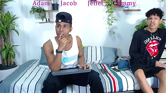 Snapshot of Interracial_Snow_Bunny chatting on 13, 1, 2026 Interracial Snow Bunny online show from 13, 1, 2026