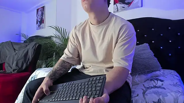 Snapshot of Liam_saint chatting on 8, 4, 2026 Liam saint online show from 8, 4, 2026