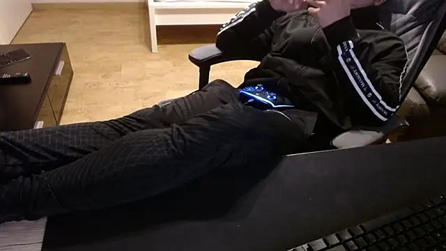 Snapshot of sensualman90 chatting on 11, 1, 2026 sensualman90 online show from 11, 1, 2026