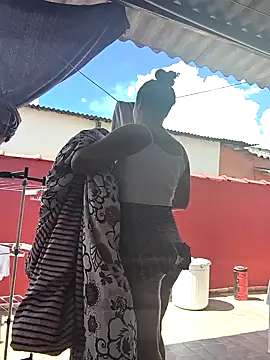 Larissinha015 online show from 7, 1, 2026