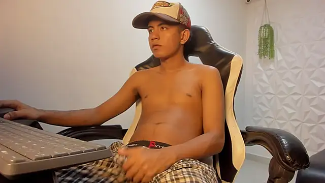 Snapshot of Alluringangel23 chatting on 10, 1, 2026 Alluringangel23 online show from 10, 1, 2026