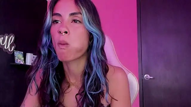 Snapshot of azula_lillet chatting on 14, 4, 2026 azula lillet online show from 14, 4, 2026