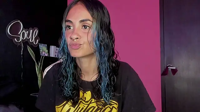 Snapshot of azula_lillet chatting on 15, 4, 2026 azula lillet online show from 15, 4, 2026