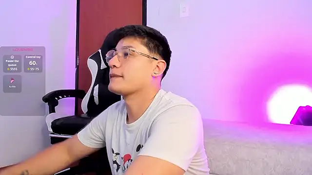 Snapshot of Theo_Rowan chatting on 2, 2, 2026 Theo Rowan online show from 2, 2, 2026