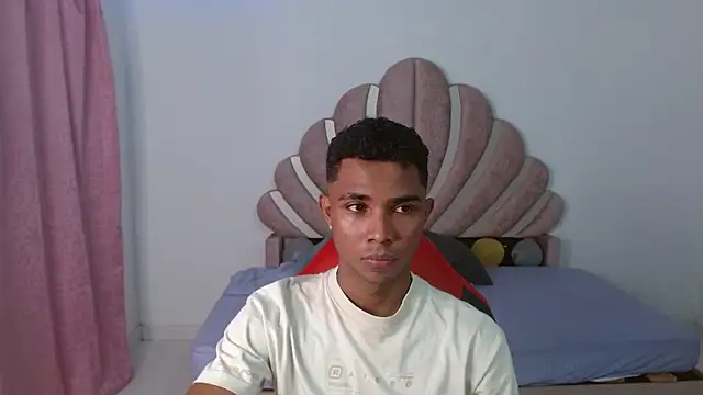 Snapshot of Enzo_fox77 chatting on 8, 1, 2026 Enzo fox77 online show from 8, 1, 2026