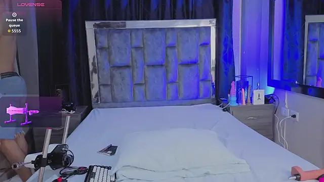 Snapshot of LeoMonnroe chatting on 4, 4, 2026 LeoMonnroe online show from 4, 4, 2026