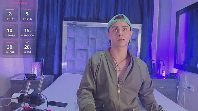 Snapshot of LeoMonnroe chatting on 7, 4, 2026 LeoMonnroe online show from 7, 4, 2026