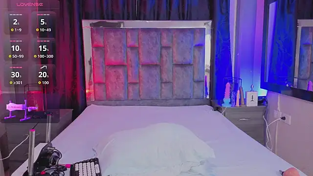 Snapshot of LeoMonnroe chatting on 8, 4, 2026 LeoMonnroe online show from 8, 4, 2026