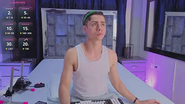 Snapshot of LeoMonnroe chatting on 9, 4, 2026 LeoMonnroe online show from 9, 4, 2026