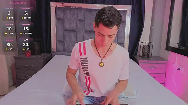 LeoMonnroe online show from 9, 5, 2026