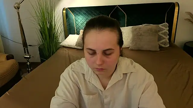 Snapshot of MikaFoxy chatting on 6, 4, 2026 MikaFoxy online show from 6, 4, 2026