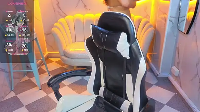 Snapshot of Clhoe_b chatting on 11, 4, 2026 Clhoe b online show from 11, 4, 2026