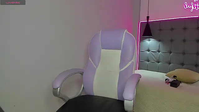 Snapshot of scarletcherry18 chatting on 6, 2, 2026 scarletcherry18 online show from 6, 2, 2026