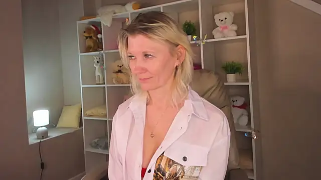 Snapshot of Julie_Lucas chatting on 2, 3, 2026 Julie Lucas online show from 2, 3, 2026