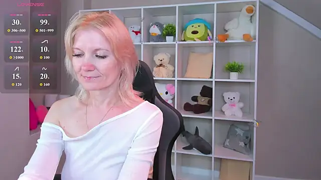 Snapshot of Julie_Lucas chatting on 14, 7, 2026 Julie Lucas online show from 14, 7, 2026