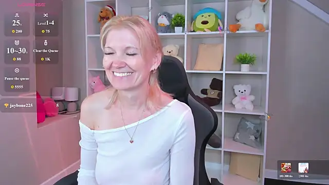 Snapshot of Julie_Lucas chatting on 14, 7, 2026 Julie Lucas online show from 14, 7, 2026