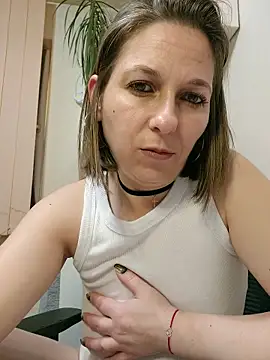 Snapshot of AdaJoy chatting on 5, 4, 2026 AdaJoy online show from 5, 4, 2026