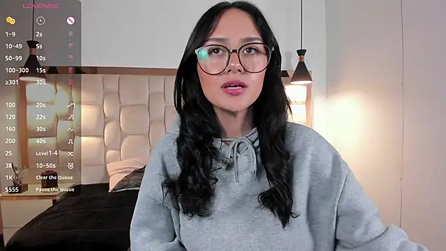 NiccolleHall online show from 18, 2, 2026