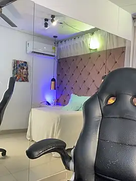 Snapshot of Auri__ chatting on 1, 2, 2026 Auri online show from 1, 2, 2026