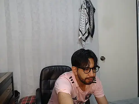 Snapshot of thomass1018 chatting on 26, 5, 2026 thomass1018 online show from 26, 5, 2026