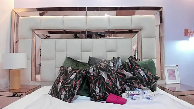 crystalstonee online show from 15, 3, 2026