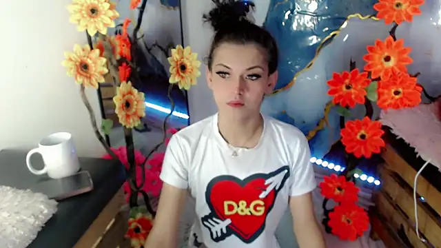 NathalialLooes online show from 10, 6, 2026