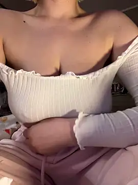 Snapshot of Best-B00bs chatting on 8, 3, 2025 Best-B00bs online show from 8, 3, 2025