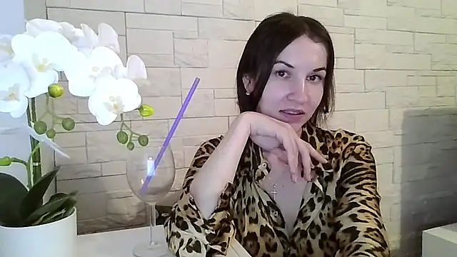 JuliaLovely online show from 5, 6, 2026