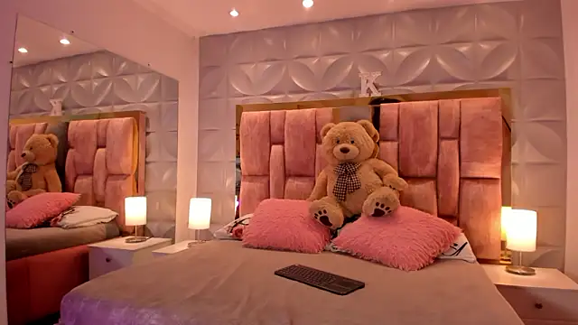 Paris Velvet online show from 4, 2, 2026