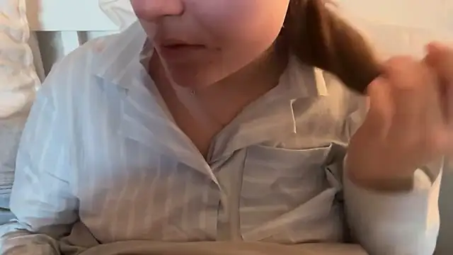 Snapshot of Lucyschickt chatting on 2, 4, 2026 Lucyschickt online show from 2, 4, 2026